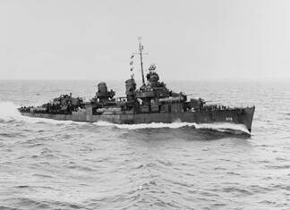 USS Charles Ausburne (DD-570): destroyer met elf battle stars USS Charles Ausburne vaart bij de Salomonseilanden op 23 maart 1944, met bemanningsleden op het hoofddek.
