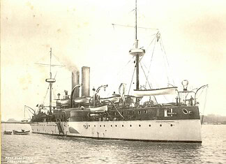 USS Maine (ACR-1): explosie en onderzoek USS Maine, a second-class battleship anchored in Havana Harbor shortly before the catastrophic explosion on 15 February 1898.
