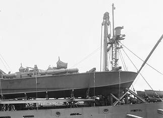 PT-109 bij Blackett Strait 1943 USS PT-109 vastgezet op het Liberty-schip Joseph Stanton voor vervoer naar de Stille Oceaan tijdens de Tweede Wereldoorlog.