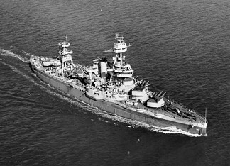 USS Texas (BB-35): Amerikaans slagschip 1914-1948 USS Texas (BB-35) varend voor Norfolk, Virginia, op 15 maart 1943 met haar hoofdgeschutstorens duidelijk naar bakboord gericht.