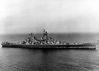 USS Wisconsin BB-64: slagschip vanaf 1944 USS Wisconsin ligt voor anker tijdens haar eerste proefvaarten op zee, halverwege 1944, kort na de indienststelling in de VS.