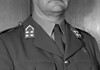 Hendrik Johan Kruls en het Militair Gezag Portret van generaal H.J. Kruls in zijn werkkamer, zittend achter zijn bureau en gekleed in militair uniform.