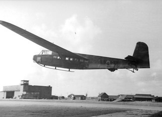DFS 230 Duits transportzweefvliegtuig 1937-1945 Lastensegler DFS 230 met registratie LB+1-101 tijdens de landing op een vliegveld