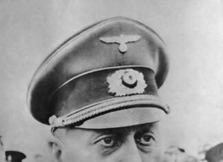 Carl von Tiedemann bij de Grebbeberg Luitenant-generaal Carl von Tiedemann, commandant van de 207e Infanteriedivisie die als eerste Noord-Holland binnentrok.