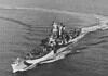 USS Guam (CB-2): Amerikaanse slagkruiser USS Guam (CB-2) maakt circa 1944 een bocht in camouflagepatroon Measure 32, Design 7C.