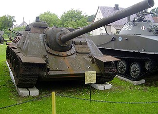 SU-85 Sovjet-tankdestroyer uit 1943 SU-85 Sovjet-tankdestroyer tentoongesteld in de buitenlucht van een museum.