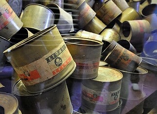 Zyklon B: pesticide en moordmiddel in de Holocaust Gebruikte blikken Zyklon B in de collectie van het Staatsmuseum Auschwitz-Birkenau.
