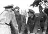 Georg-Hans Reinhardt: Duitse generaal 1887–1963 Generalleutnant Georg-Hans Reinhardt en Generalmajor Walter Krüger tijdens een officiersbespreking in Noord-Rusland.