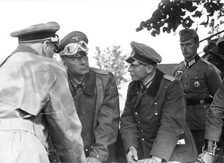 Georg-Hans Reinhardt: Duitse generaal 1887–1963 Generalleutnant Georg-Hans Reinhardt en Generalmajor Walter Krüger tijdens een officiersbespreking in Noord-Rusland.