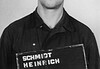 Ernst Heinrich Schmidt: SS-arts en zijn processen Haftbogenfoto van SS-arts Heinrich Schmidt, beklaagde in het Dora-proces en het Majdanek-proces.