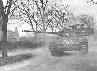 M18 Hellcat: Amerikaanse tankjager in WO2 M18 Hellcat van het 824th Tank Destroyer Battalion vuurt zijn 76mm-kanon af in Wiesloch, Duitsland, op 1 april 1945.