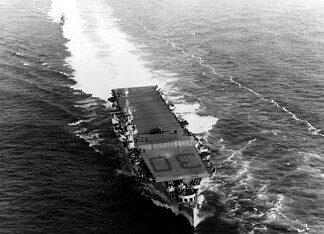 USS San Jacinto CVL-30 in de Pacific 1944-1945 USS San Jacinto (CVL-30) vaart op 23 januari 1944 voor de Amerikaanse oostkust met een SNJ Texan op het vliegdek.