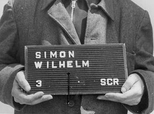 Wilhelm Simon: SS-functionaris in Mittelbau-Dora Haftbogenfoto van Wilhelm Simon, SS-Oberscharführer en Arbeitseinsatzführer in concentratiekamp Mittelbau-Dora.