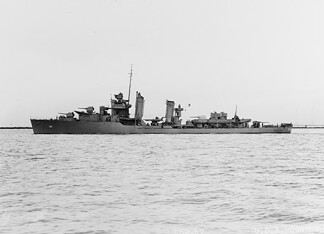 USS Conyngham (DD-371): oorlog in de Stille Oceaan USS Conyngham (DD-371) bij Mare Island op 22 januari 1942, nog uitgerust met het derde kanon van 127 millimeter.