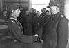 Matthias Kleinheisterkamp in strijd bij Halbe 1945 SS-Obergruppenführer Matthias Kleinheisterkamp reikt het Ridderkruis van het IJzeren Kruis uit aan Walter Rappholz